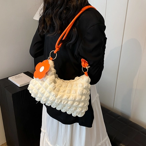 Sac à Épaule Mode Femme Texture Popcorn Sac Sous le Bras Puff Avec Charme de Fleur Style Coréen Sac Fourre-tout en Cuir PU
