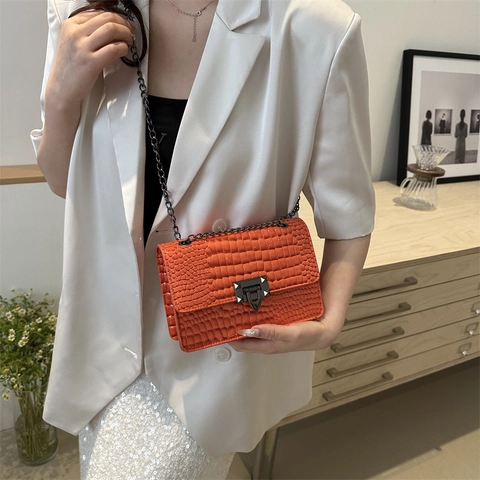 Sac à Épaule en Cuir PU à Motif Crocodile pour Femme Élégant Sac Carré à Bandoulière avec Chaîne et Fermoir en Métal Retro