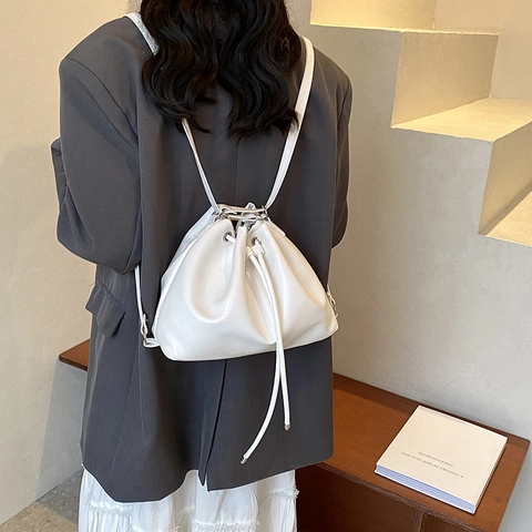 Damen PU Leder Metallische Beuteltasche Große Kapazität Kordelzug Schultertasche Moderner Mode Rucksack Silber Schwarz Weiß