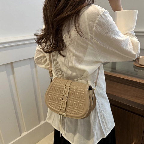 Dames Geometrische Meander Reliëf Zadeltas Mode PU Leer Crossbody Tas Gouden Metalen Gesp Schoudertas Voor Dagelijks