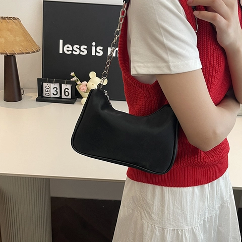 Women PU Leather Hobo Shoulder Bag With Silver Metal Chain Crescent Underarm Bag Daily Commute Fashion Handbag Tote