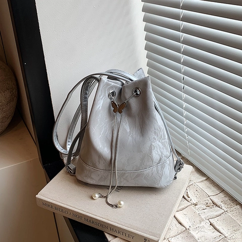 Bolso de Cubo con Cordón Plisado para Mujer de Moda Coreana Decoración de Perlas Artificiales Mariposa de Metal Mochila de Hombro