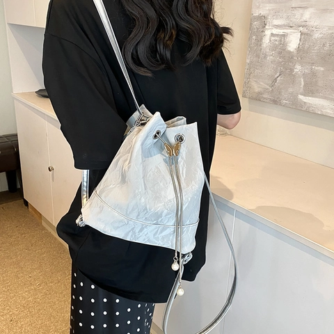 Bolso de Cubo con Cordón Plisado para Mujer de Moda Coreana Decoración de Perlas Artificiales Mariposa de Metal Mochila de Hombro