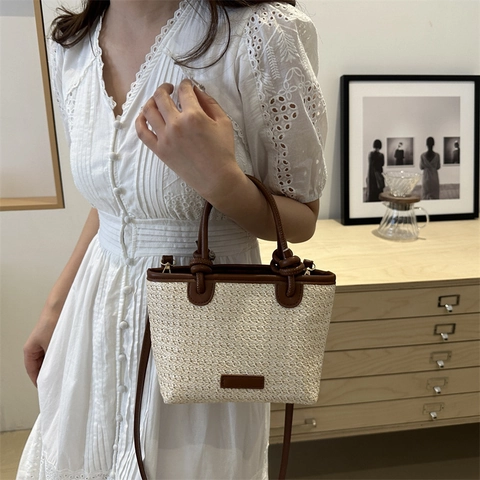 Bolso Cubo de Paja Tejida de Moda para Mujer Estilo de Vacaciones en la Playa de Verano Ribete de Cuero PU Bolso de Hombro