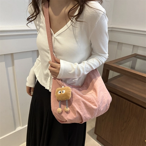 Bolso de Hombro de Lona Casual para Mujer Bolso Tote de Media Luna de Gran Capacidad Bolso Bandolera de Color Sólido Con Colgante de Felpa
