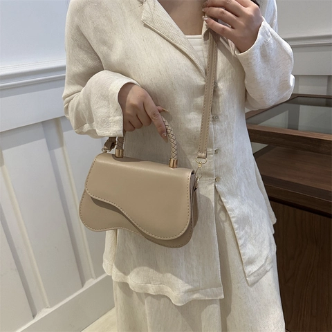 Borsa a Spalla in Pelle PU a Forma di Ondata per Donna Elegante Manico Intrecciato Borsa a Tracolla Piccola Quadrata con Pendente