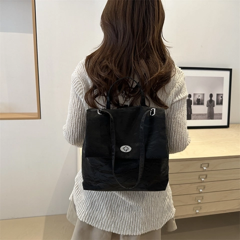 Sac à Dos pour Femmes en Cuir PU à Texture Froissée Sac à Livres Minimaliste à Grande Capacité avec Fermoir Tournant en Métal