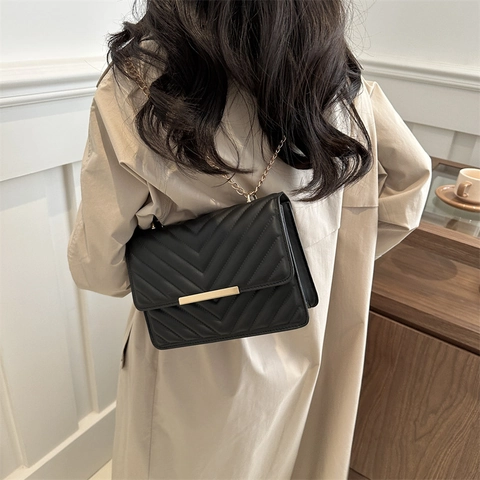 Borsa a Spalla da Donna in Pelle PU Trapuntata a V Moda Catena d'Oro Borsa Quadrata a Tracolla Piccola Borsa a Mano Estetica Semplice