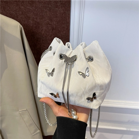 Borsa a Secchiello con Coulisse in Camoscio con Farfalla da Donna Borsa a Tracolla con Catena in Metallo e Ciondolo a Perla