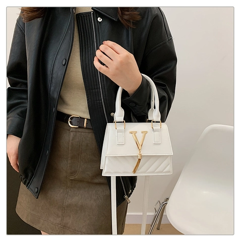 Bolso de Mano Pequeño Cuadrado de Moda para Mujer Cuero Sintético Acolchado Bandolera Con Logo V de Metal y Borla Decorativo