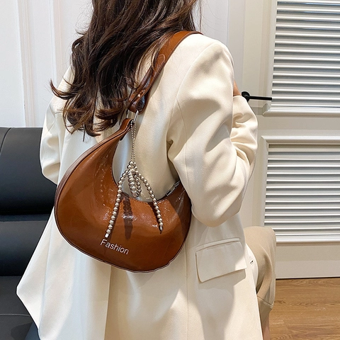Borsa a Spalla Hobo a Mezzaluna da Donna Moda in Pelle PU Lucida Sottoascella Con Ciondolo a Fiocco in Catena di Perline Borsa Chic Quotidiana