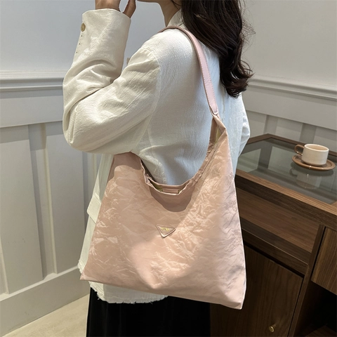 Damen Leinwand Tote Bag Große Kapazität Falten Textur Schultertasche Pendler Hobo Tasche Mode Dreieck Plakette Minimalistische Tasche