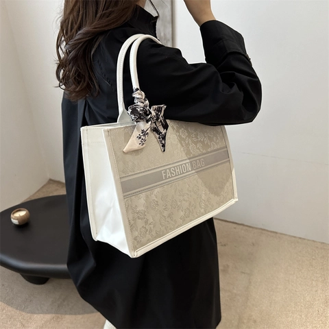 Retro Grote Capaciteit Tote Bag Voor Vrouwen Mode Jacquard Bloemen Handtas Met Zijden Sjaal Decor PU Leer Schoudertas