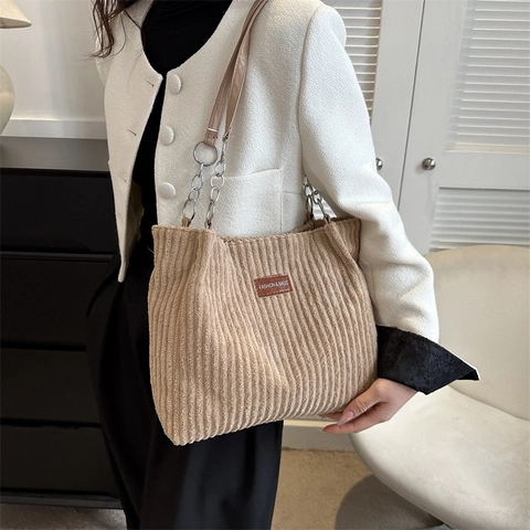 Sac Fourre-tout en Velours Côtelé pour Femmes Grande Capacité Sac à Bandoulière Avec Chaîne en Métal Vintage Mode Automne