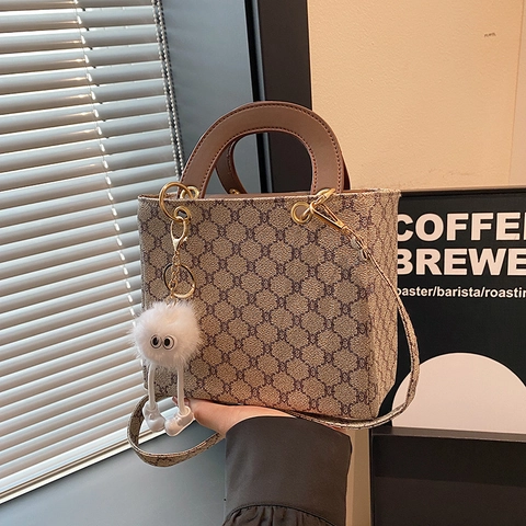 Vintage Monogramm Einkaufstasche Für Damen PU Leder Mode Schulter Umhängetasche Mit Süßem Anhänger Lässige Handtasche