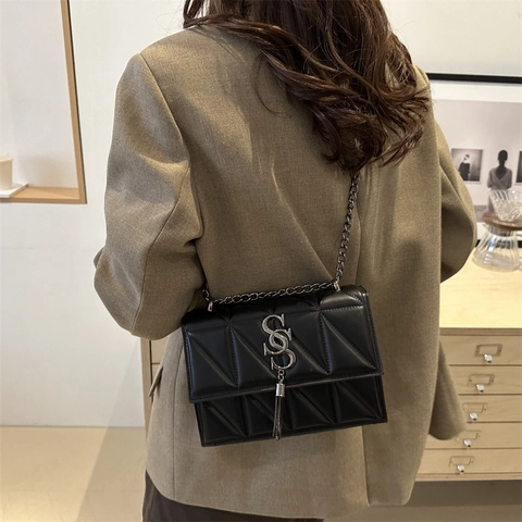 Borsa a Tracolla Trapuntata in Ecopelle da Donna Con Catena e Nappa Decorativa Piccola Borsa Quadrata Design di Nicchia