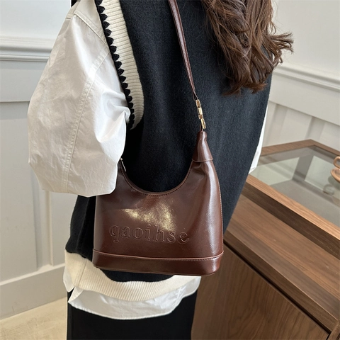 Bolso de Hombro Hobo de Cuero PU Minimalista Vintage para Mujer Bolso de Axila Medialuna Con Letra en Relieve Color Sólido