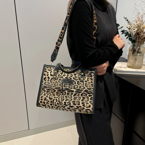 Women Leopard Print Tote Bag PU Leather Large Capacity Shoulder Bag With Wide Patterned Strap Fashion Messenger Bag For Daily