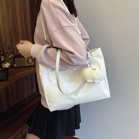 Sac Fourre-Tout en Cuir PU à Grande Capacité pour Femmes Sac à Bandoulière Commuteur Avec Chaîne Et Pendentif en Peluche