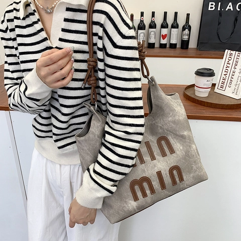 Sac Fourre-tout en Cuir PU Lavé Grande Capacité Patch de Lettre Sac à Bandoulière pour Femmes Vintage Décontracté Style de Rue Sac de Shopping