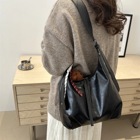 Sac Fourre-tout en Cuir PU de Grande Capacité pour Femmes Sac à Épaule Hobo Minimaliste Sac à Main Décontracté Avec Pendentif Ours en Peluche