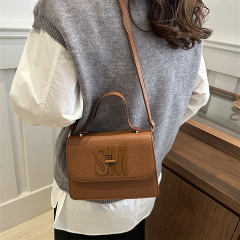 Damen Mode Lychee Muster PU Leder Kleine Quadratische Tasche Großer Buchstaben Logo Klappe Schulter Umhängetasche Pendeln Tasche