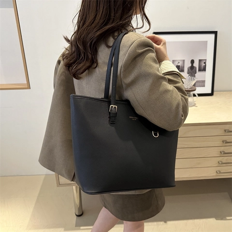 Minimalist PU Leather Tote Bag Large Capacity Shoulder Bag For Women Casual Daily Commuting Solid Color Handbag With Gold Hardware