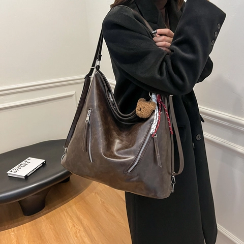 Sac à Épaule Femme Grande Capacité Cuir PU Style Coréen Mode Tote Bag Avec Charme de l'Ours Vintage Hobo Sac à Main Navettage Sac à Poignée