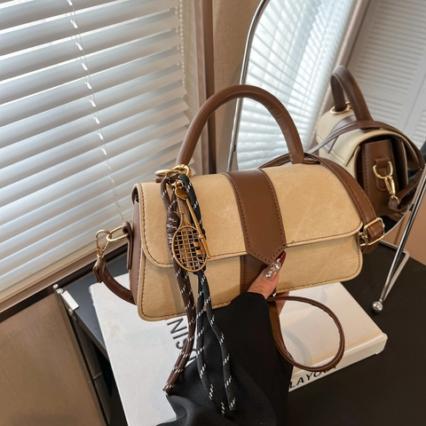 Bolso de Hombro con Solapa en Bloques de Color de Diseño Retro para Mujer Moda de Cuero PU Bolso Cuadrado Pequeño Portátil con Colgante