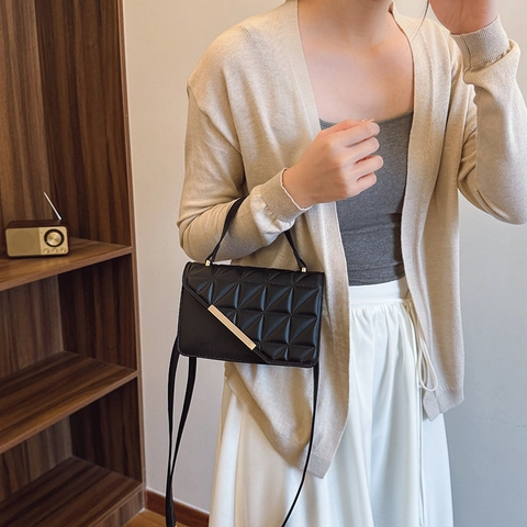 Women Vintage Quilted PU Leather Crossbody Bag Fashion Square Shoulder Bag With Golden Metal Strip Handbag