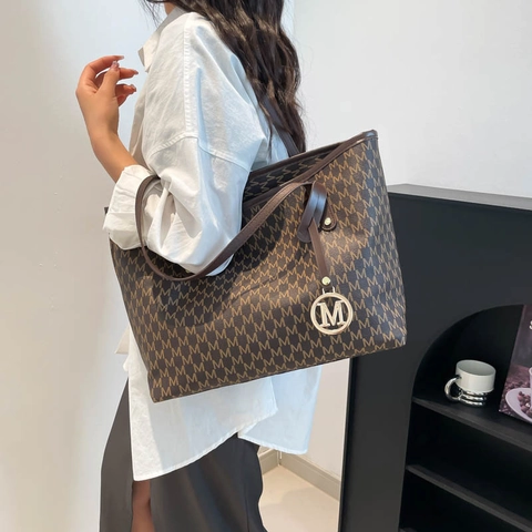 Borsa Tote da Donna con Monogramma Moda Retrò Grande Capacità Borsa a Tracolla in Pelle PU con Ciondolo a Lettera M in Metallo