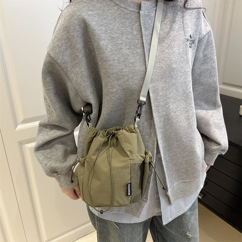 Borsa a Secchiello con Coulisse in Nylon Leggero da Donna Stile Ins Giapponese Casual All'aperto Tasche in Rete Tracolla Regolabile