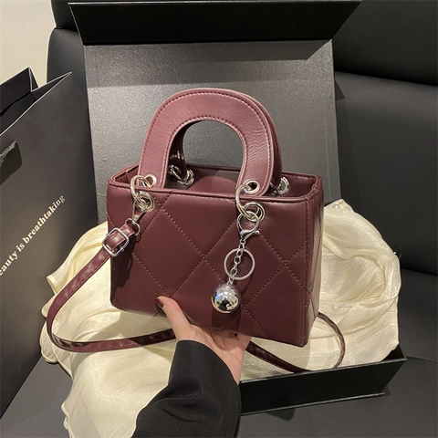 Elegante Borsa Quadrata da Donna Trapuntata a Rombi Pelle PU Borsa a Tracolla Con Ciondolo a Sfera in Metallo Borsa a Mano Versatile Quotidiana