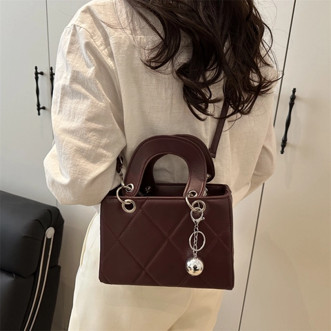 Elegante Borsa Quadrata da Donna Trapuntata a Rombi Pelle PU Borsa a Tracolla Con Ciondolo a Sfera in Metallo Borsa a Mano Versatile Quotidiana