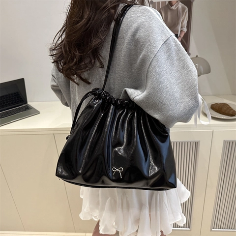 Sac Cabas Grande Capacité Style Ins en Cuir PU Brillant Sac Seau à Cordon Avec Nœud Métallique Sac à Épaule Femme