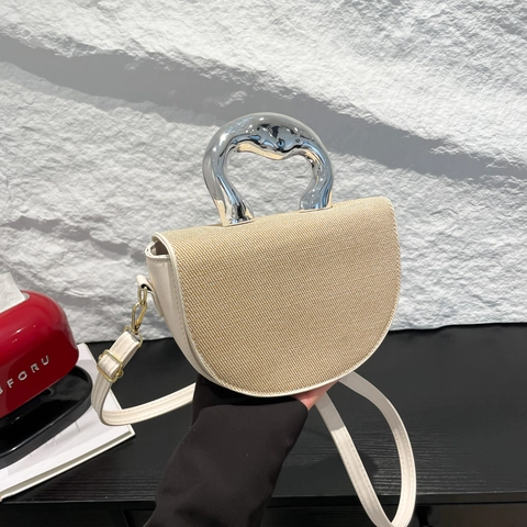 Bolso de Sillín Media Luna para Mujer Diseño de Nicho Patchwork de Paja PU Bolso Bandolera Con Asa de Metal Irregular Moda Callejera