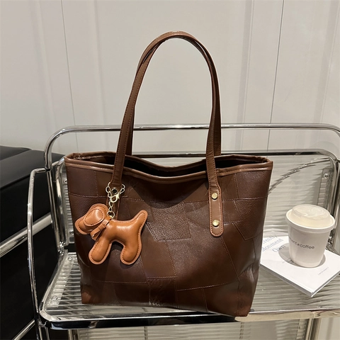 Borsa Tote da Donna a Grande Capacità Patchwork Geometrico Borsa a Spalla in Pelle PU Con Ciondolo a Cucciolo Borsa Sottobraccio Versatile