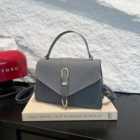 Sac à Main Élégant et Minimaliste en Cuir PU Texturé pour Femmes Sac Bandoulière Versatile avec Rabat et Boucle en Métal Quotidien