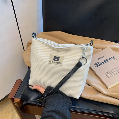Moda Simple Bolso de Hombro de Pana para Mujer Color Sólido Versátil Bolso Tote Con Correa de Cadena Parche de Oso