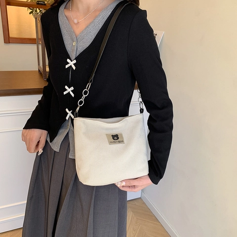 Moda Simple Bolso de Hombro de Pana para Mujer Color Sólido Versátil Bolso Tote Con Correa de Cadena Parche de Oso