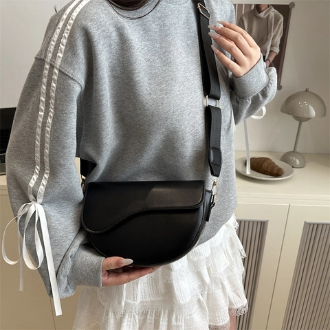 Retro Women PU Leather Saddle Bag Fashion Crossbody Shoulder Bag With Wide Strap And Metal Chain Solid Color Commuting Handbag