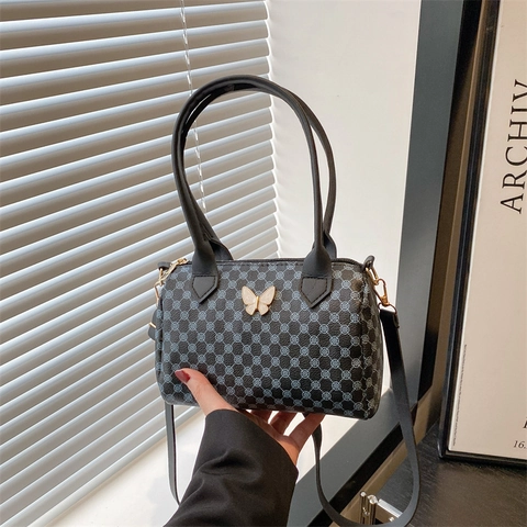 Bolso Bandolera de Barril con Decoración de Metal de Mariposa para Mujer Bolso de Mano de Cuero Sintético con Monograma Geométrico