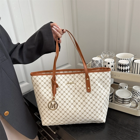 Vintage Große Kapazität Geometrische Monogramm Tote Tasche Damen Kunstleder Schultertasche Retro Pendeln Handtasche Mit Anhänger