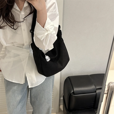 Sac Bandoulière Demi-Lune en Velours Côtelé pour Femmes Avec Pendentif Chien de Dessin Animé Sangle Réglable Sac Hobo
