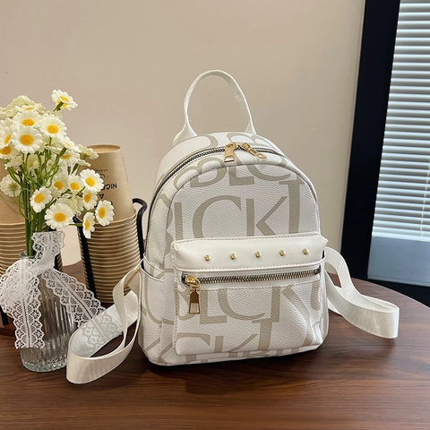 Zaino alla Moda in Pelle PU Retro con Stampa Lettere Donna Mini Borchie Decorative Stile di Strada Zaino da Campus Pendolare