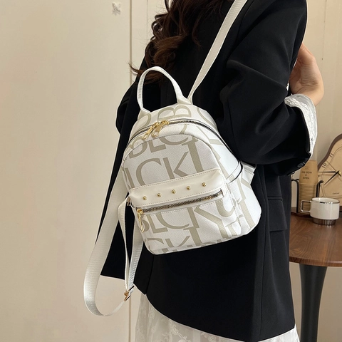 Zaino alla Moda in Pelle PU Retro con Stampa Lettere Donna Mini Borchie Decorative Stile di Strada Zaino da Campus Pendolare