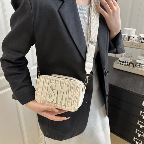 Women Casual Woven Crossbody Bag With Letter Decor Geometric Pattern Wide Strap Summer Fashion Camera Bag