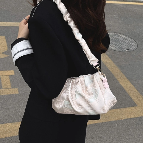 Damen Chinesischer Stil Satin Falten Unterarmtasche Vintage Blumen Jacquard Schultertasche Mode Pailletten Cloud Handtasche Für Alltag