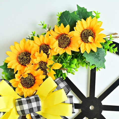 Ghirlanda a Ruota di Carro con Girasoli Gialli Artificiali e Fiocco a Scacchi Decorazione Rustica Pastorale da Parete Porta
