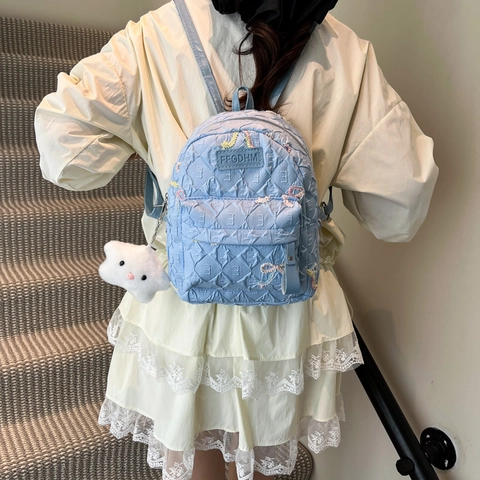 Damen Süß PU Leder Gesteppt Mini Rucksack Bestickt Schleife Schüler Schultasche Mode Mädchen Lässige Tagesrucksack Mit Anhänger
